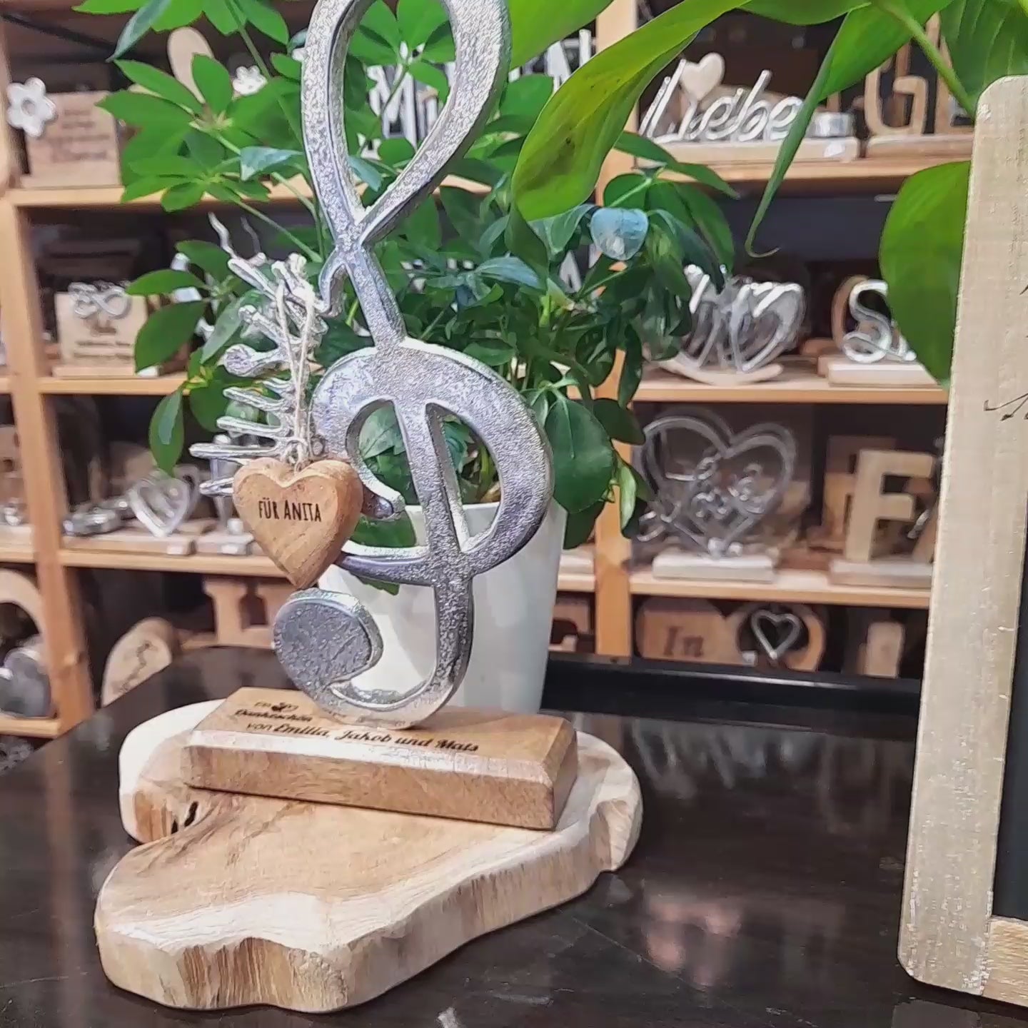 Notenschlüssel auf Holzsockel mit Gravur Geschenke für Musikliebhaber