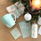 Christbaumkugel mit Motiv Joy Love Peace im modernen Design, weiß und graugrün